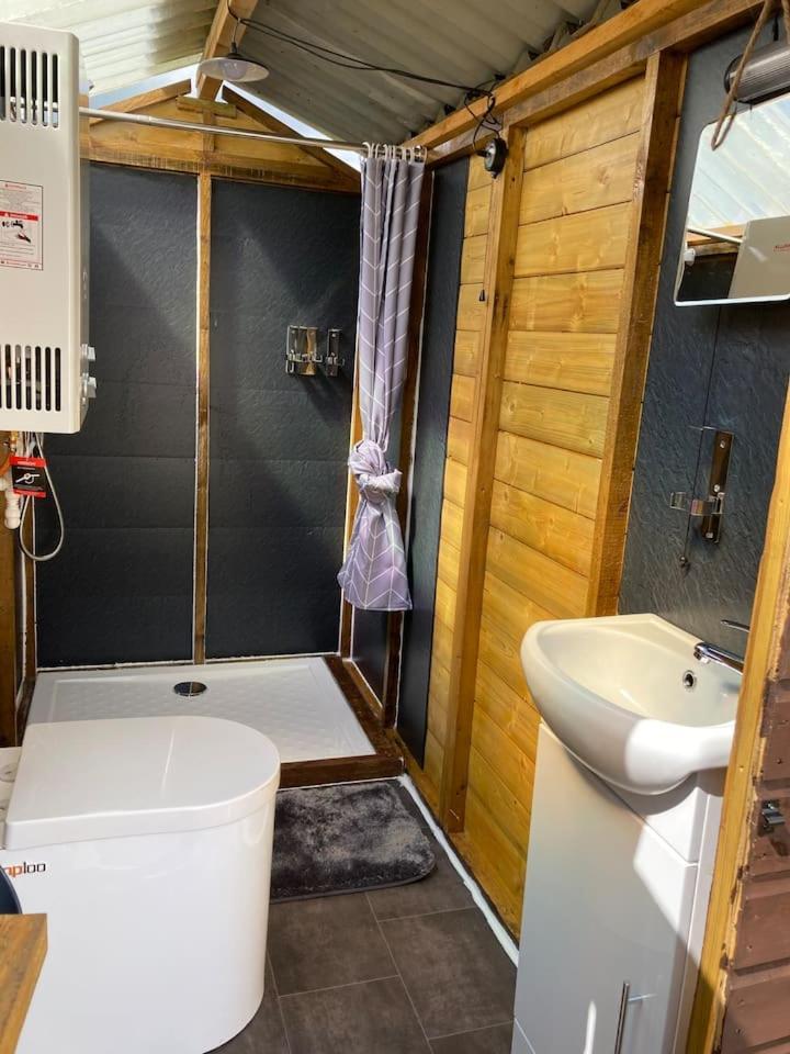 Roaches Retreat Family Glampsite, Rocky Reach Bell Tent With Outdoor Adventures And Campfire Nights Upper Hulme Eksteriør bilde