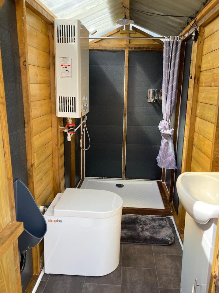 Roaches Retreat Family Glampsite, Rocky Reach Bell Tent With Outdoor Adventures And Campfire Nights Upper Hulme Eksteriør bilde