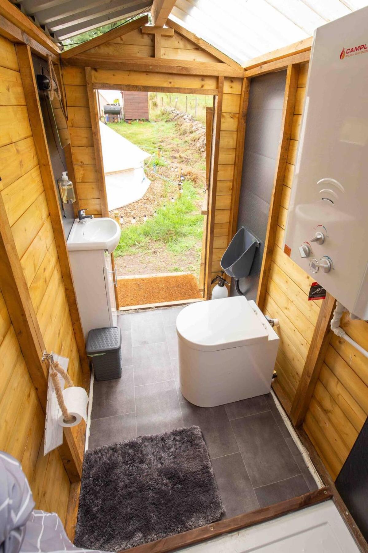 Roaches Retreat Family Glampsite, Rocky Reach Bell Tent With Outdoor Adventures And Campfire Nights Upper Hulme Eksteriør bilde