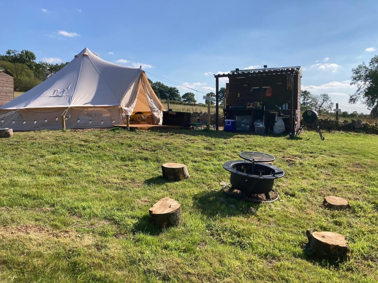Roaches Retreat Family Glampsite, Rocky Reach Bell Tent With Outdoor Adventures And Campfire Nights Upper Hulme Eksteriør bilde