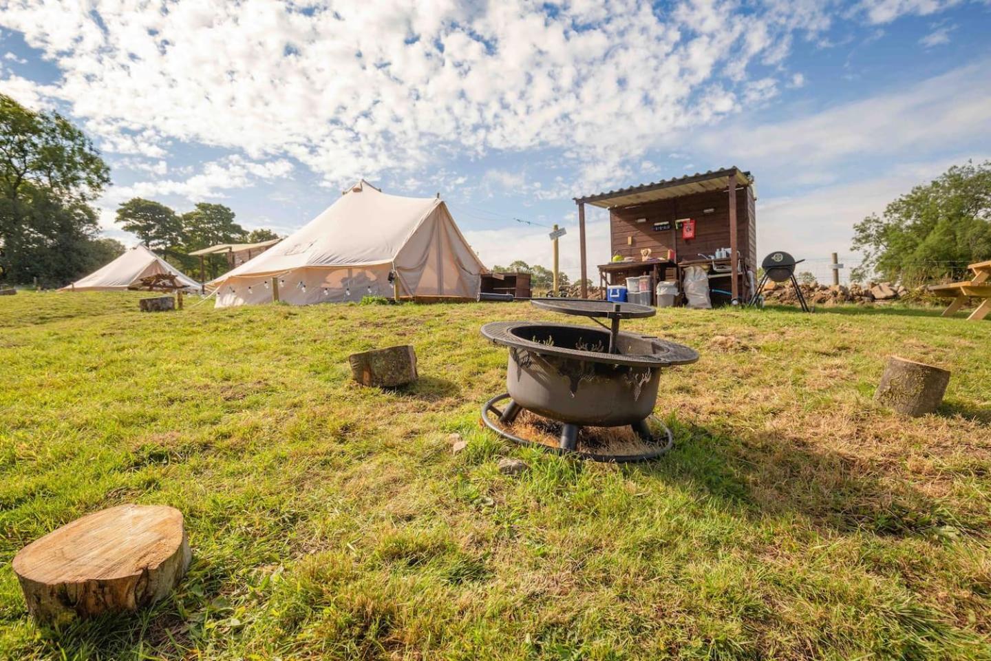 Roaches Retreat Family Glampsite, Rocky Reach Bell Tent With Outdoor Adventures And Campfire Nights Upper Hulme Eksteriør bilde